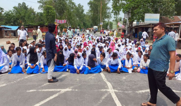 কাউনিয়ায় শিক্ষার্থী-এলাকাবাসীর সড়ক অবরোধ 