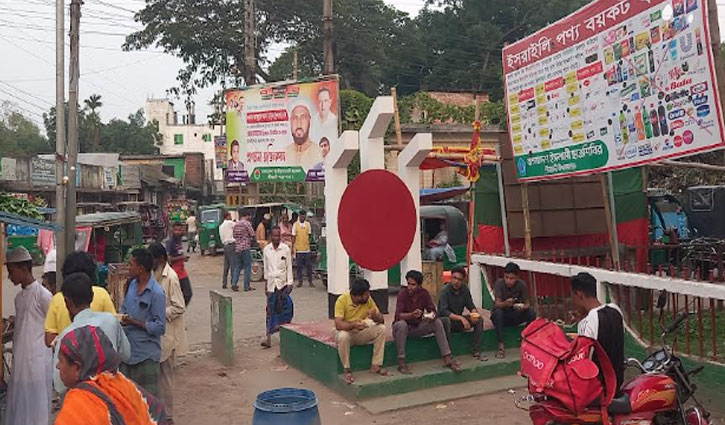 শহীদ মিনারের বেদিতে জুতা পায়ে চলে আড্ডা