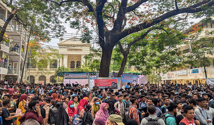 জবি শিক্ষার্থীদের ‘লং মার্চে’ পুলিশের লাঠিচার্জ, সাউন্ড গ্রেনেড 