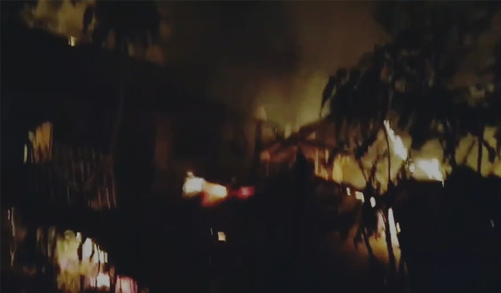 অভয়নগরে কৃষক দল নেতাকে হত্যার পর ২০ বাড়িতে আগুন অভয়নগরে কৃষক দল নেতাকে হত্যার পর ২০ বাড়িতে আগুন