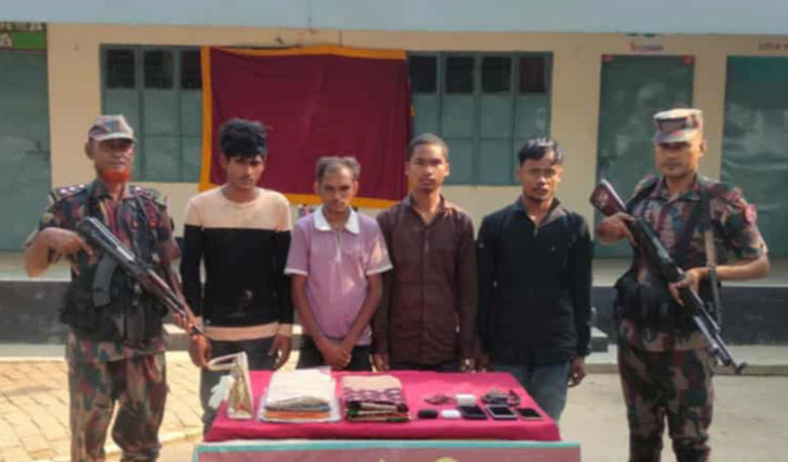 দিনাজপুর সীমান্তে ৪ বাংলাদেশি আটক