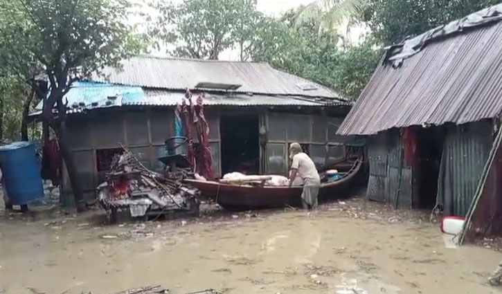 জোয়ারে কমলনগরের ৬ ইউনিয়ন প্লাবিত, বন্ধ নৌযান চলাচল