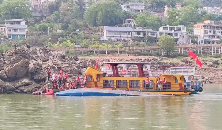 চীনে পর্যটকবাহী নৌকা ডুবে ৯ জনের মৃত্যু, একজন নিখোঁজ