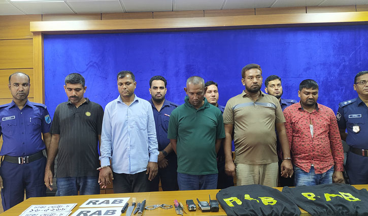 র‍্যাব পরিচয়ে যাত্রীবাহী বাসে ডাকাতি, গ্রেপ্তার ৫