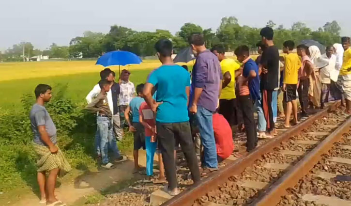 বিরামপুরে ট্রেনের ধাক্কায় বাবার মৃত্যু, ছেলে হাসপাতালে বিরামপুরে ট্রেনের ধাক্কায় বাবার মৃত্যু, ছেলে হাসপাতালে