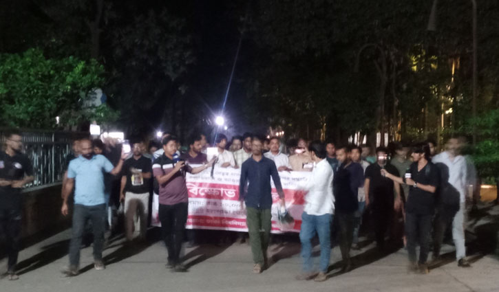 হাসনাত আব্দুল্লাহর ওপর হামলার প্রতিবাদে ঢাবিতে বিক্ষোভ