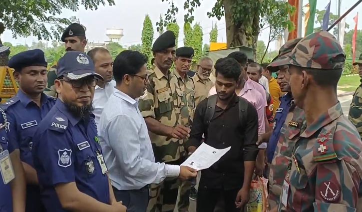11 Bangladeshis return home after serving jail terms in India 11 Bangladeshis return home after serving jail terms in India