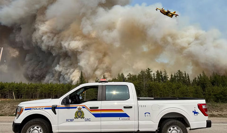 Manitoba urges thousands to evacuate as Canada wildfires spread