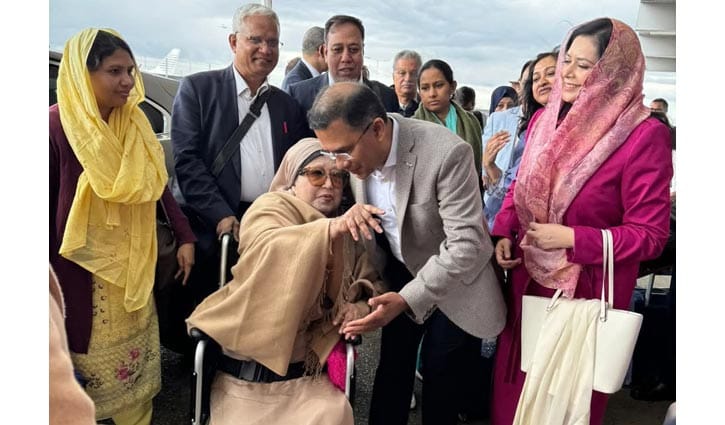 Khaleda Zia on way to Dhaka