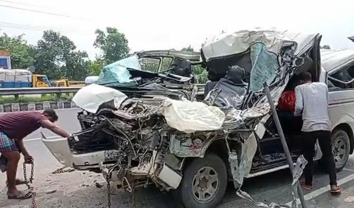 3 killed as microbus hits truck in Tangail