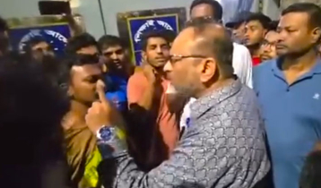 DU VC loses temper in face of protests