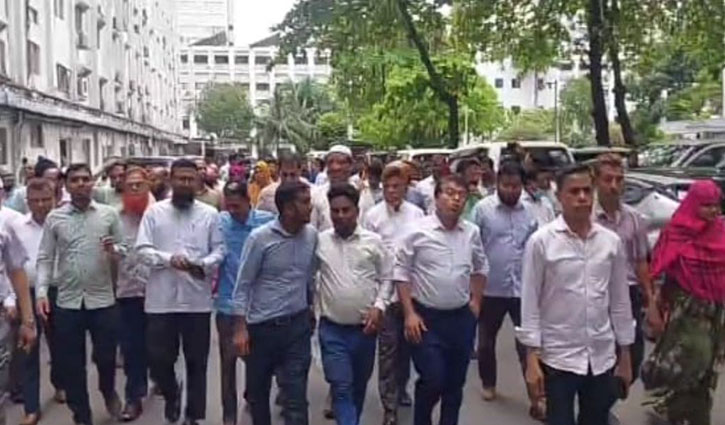 Demo at Secretariat for withdrawal of amended public service ordinance