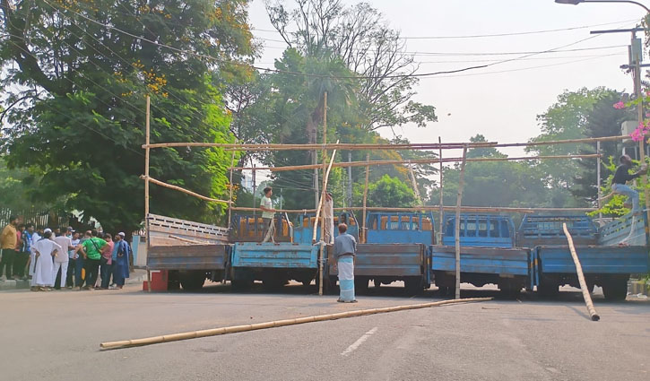 Stage being set up in front of Jamuna for AL ban