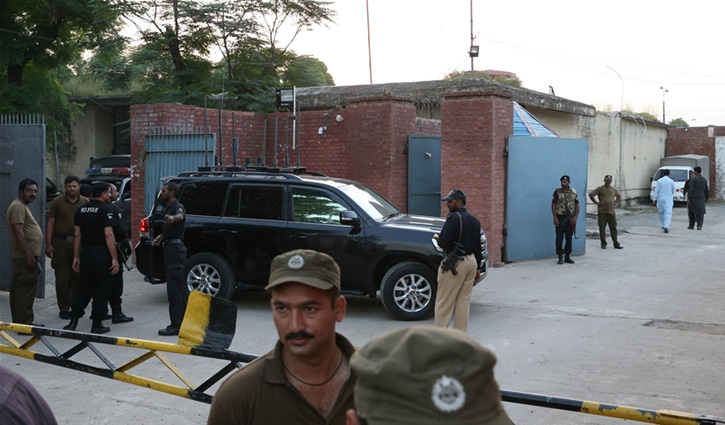 Over 200 prisoners escape after quake damages Pakistan jail