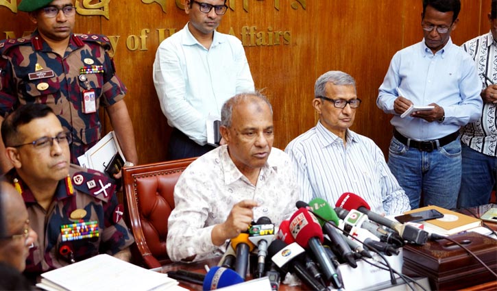 পুলিশের হাতে আর মারণাস্ত্র থাকবে না: স্বরাষ্ট্র উপদেষ্টা