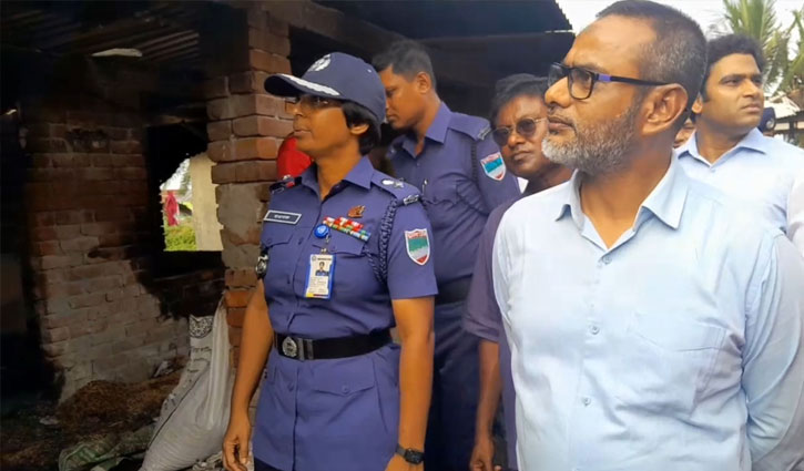 অভয়নগরে আগুনে পোড়া বাড়িগুলো পরিদর্শনে জেলা প্রশাসক ও পুলিশ সুপার