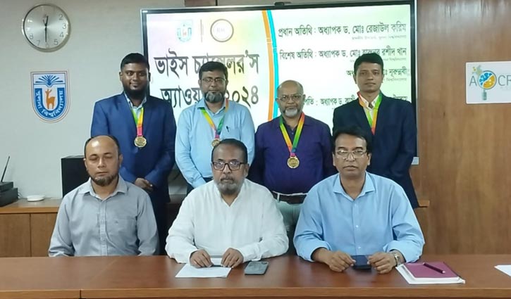 খুবিতে ভাইস-চ্যান্সেলর অ্যাওয়ার্ড পেলেন ৪ শিক্ষক