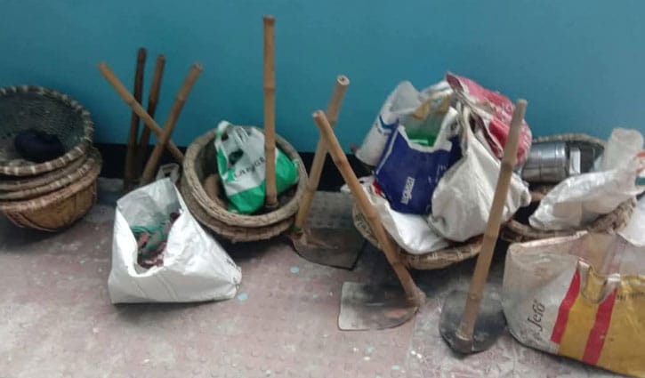 বালু সরানোর কথা বলে আ.লীগের মিছিলে, কারাগারে ১০ শ্রমিক বালু সরানোর কথা বলে আ.লীগের মিছিলে, কারাগারে ১০ শ্রমিক