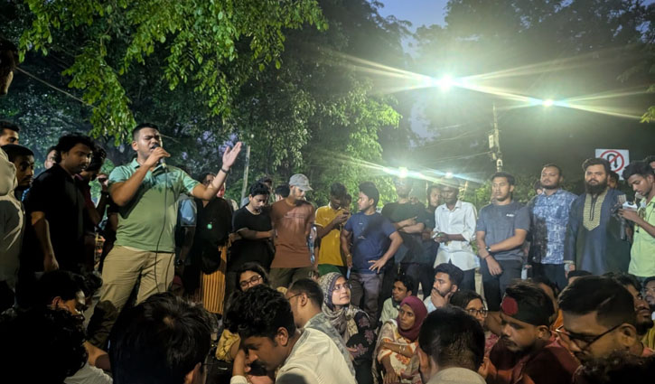 রাত পেরিয়ে ভোর, অবস্থানে অনড় ছাত্র-জনতা