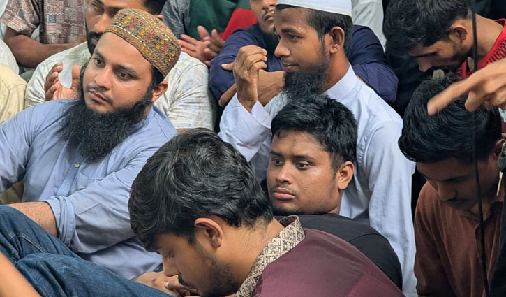 রাত পেরিয়ে সকাল, যমুনার সামনে অনড় ছাত্র-জনতা