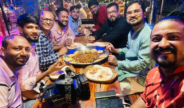 এক দিনের নিমন্ত্রণে ওমর সানীর ‘শ্বশুরবাড়ি’তে এক দিনের নিমন্ত্রণে ওমর সানীর ‘শ্বশুরবাড়ি’তে