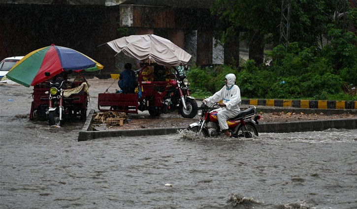 পাকিস্তানে তীব্র ঝড়ে ১৩ জনের মৃত্যু