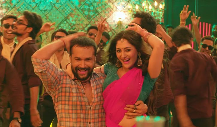 নাচে-গানে রং ছড়ালেন আদর-পূজা (ভিডিও)