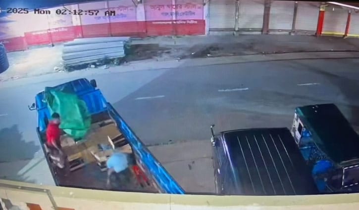 চার মিনিটে ১৫ লাখ টাকার মালামালসহ পাঁচ লাখ টাকা লুট