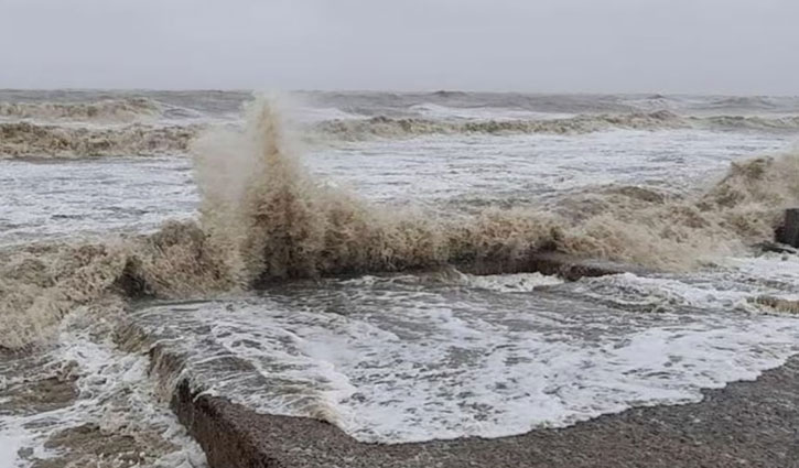 নিম্নচাপে পরিণত হতে পারে লঘুচাপ, বন্দরে সতর্কতা