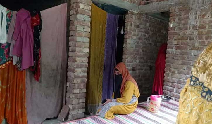 টিকটকে পরিচয়ের পর আপত্তিকর ছবি লেনদেন, বিয়ের দাবিতে কলেজছাত্রীর অনশন