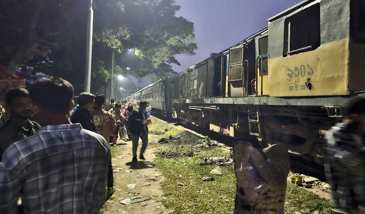 গাজীপুরে ট্রেন বিকল, সাময়িক অচলাবস্থা
