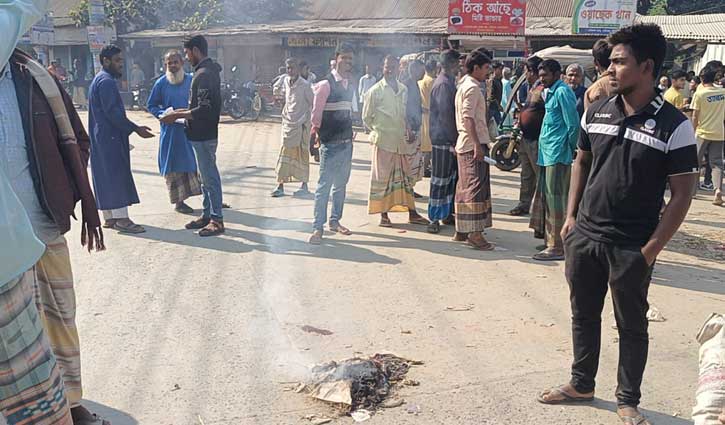 লালমনিরহাটে সারের দাবিতে সড়ক অবরোধ করে বিক্ষোভ