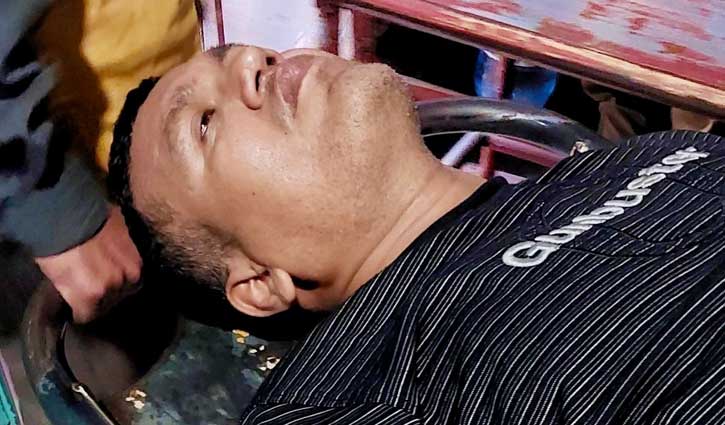 মাদক কারবারির ছুরিকাঘাতে পুলিশ কর্মকর্তা আহত