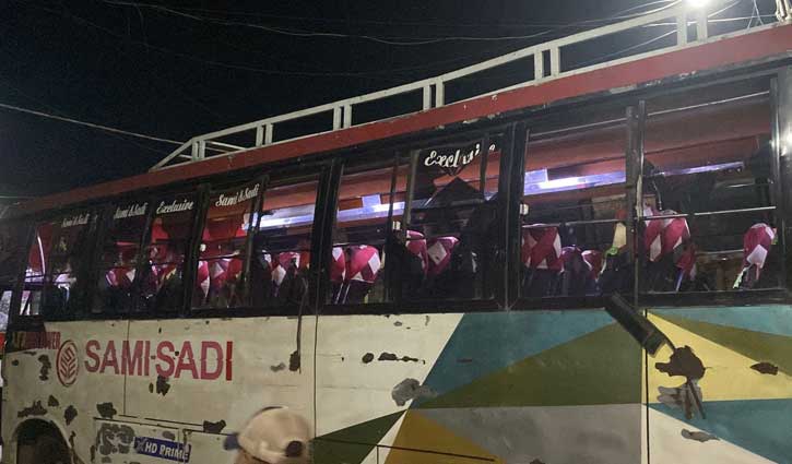 বরিশালে শিক্ষার্থী-শ্রমিক সংঘর্ষ, অর্ধশতাধিক বাস ভাঙচুর-আগুন