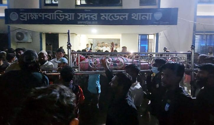 ব্রাহ্মণবাড়িয়ায় লাশ নিয়ে স্বজনদের থানায় অবস্থান