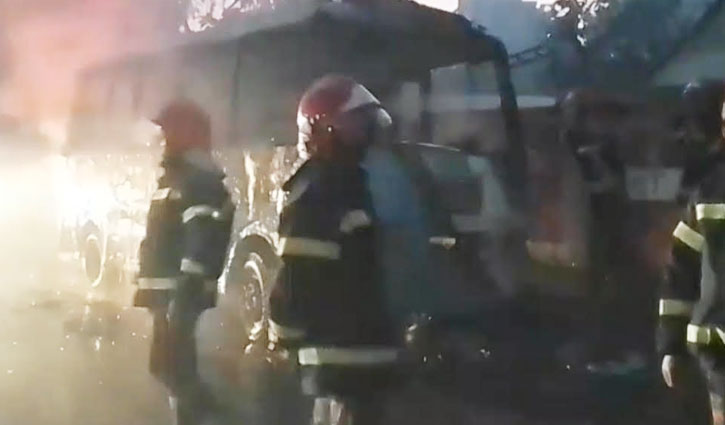 না.গঞ্জে থামিয়ে রাখা মিনিবাসে আগুন