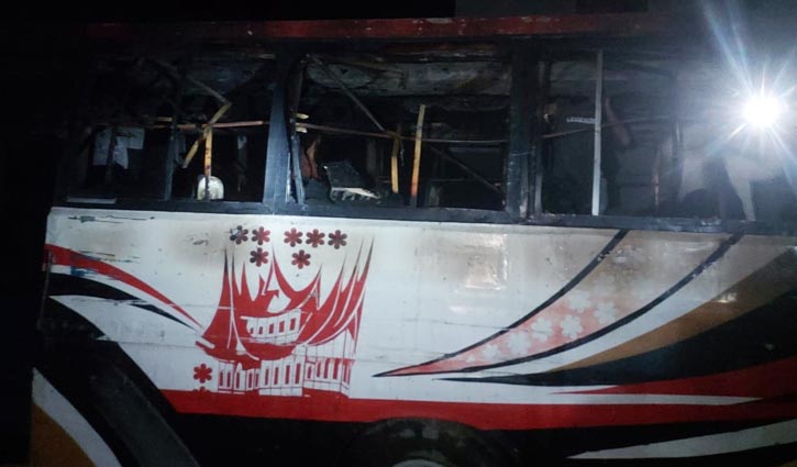 ধামরাইয়ে দাঁড়িয়ে থাকা বাসে আগুন