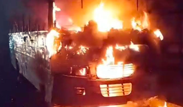 মানিকগঞ্জে স্কুলবাসে আগুন 