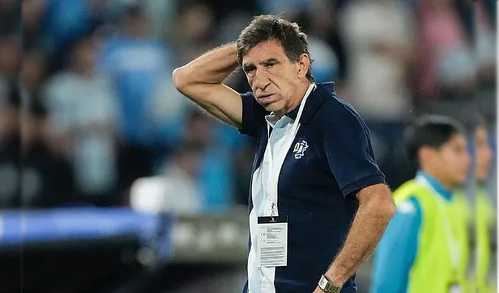 ম্যাচ চলাকালীন ধূমপান করে আলোচনায় আর্জেন্টাইন কোচ