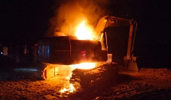 কৃষিজমি ক্ষতির শঙ্কায় ভেকুসহ মোটরসাইকেলে অগ্নিসংযোগ