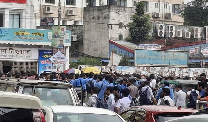 তেজগাঁও কলেজ শিক্ষার্থীদের সড়ক অবরোধ, ফার্মগেটে তীব্র যানজট