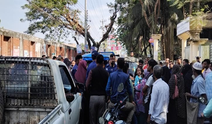 নোয়াখালীতে গ্যাস সরবরাহের দাবিতে সড়কে বিক্ষোভ 