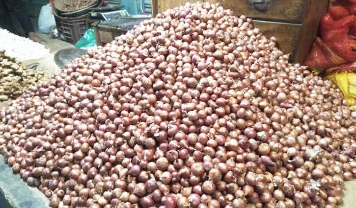 আমদানির খবরে হিলিতে কমেছে পেঁয়াজের দাম 