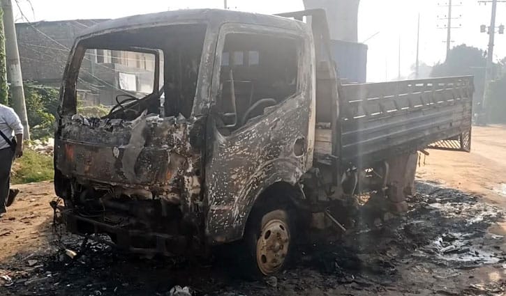 আশুলিয়ায় পিকআপে অগ্নিসংযোগ