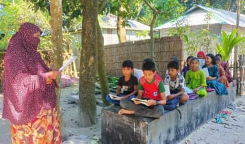 স্কুলে যাওয়ার পথ বন্ধ, গাছতলায় পাঠদান 