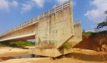 সেতুর অ্যাপ্রোচ সড়ক ভেঙে দুর্ভোগ চা বাগানের শ্রমিকরা