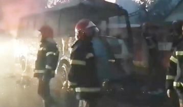 না.গঞ্জে থামিয়ে রাখা মিনিবাসে আগুন