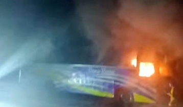 ঢাকা-চট্টগ্রাম মহাসড়কে দাঁড়িয়ে থাকা বাসে আগুন