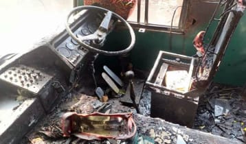 যশোরে দাঁড়িয়ে থাকা বাসে দুর্বৃত্তদের আগুন