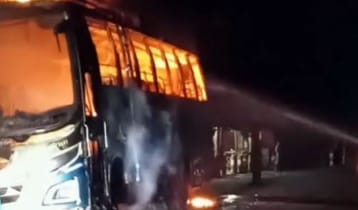 বরগুনায় থেমে থাকা বাসে আগুন